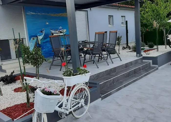 House With Pool And A Jacuzzi * 法扎纳