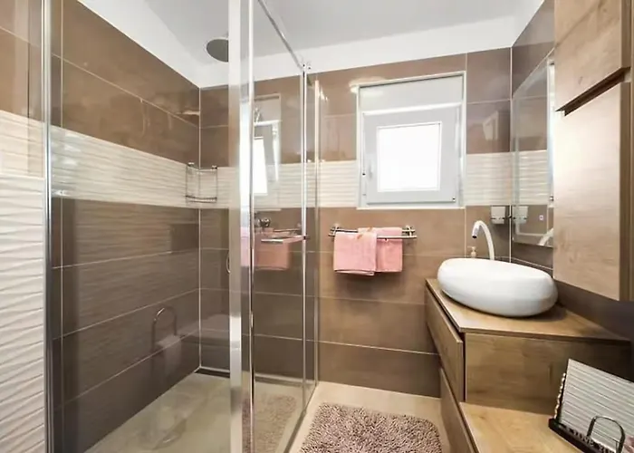 House With Pool And A Jacuzzi 别墅 *
